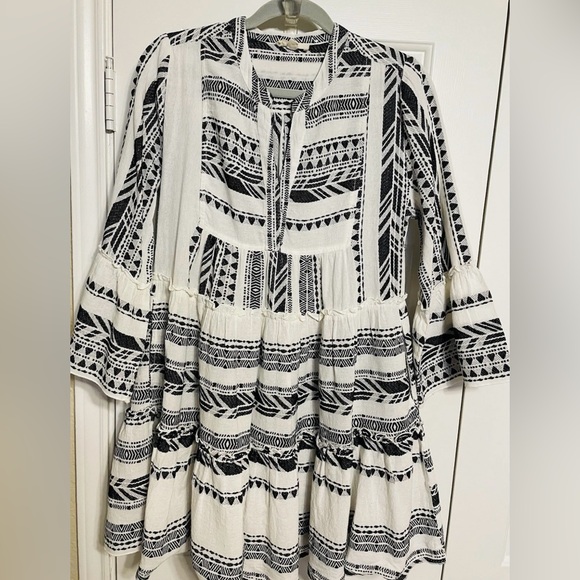 Elan V Neck Bell Sleeve Babydoll Printed Tiered Dress Size Small- Nice - Picture 1 of 11